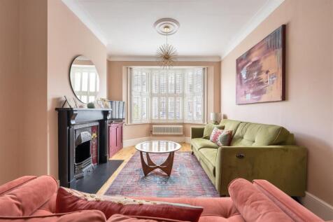 Waverley Road, E18