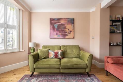 Waverley Road, E18