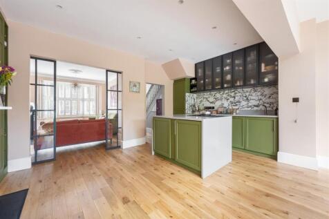 Waverley Road, E18