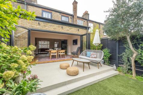 Waverley Road, E18