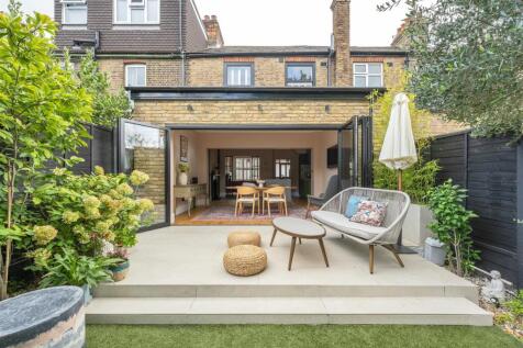 Waverley Road, E18