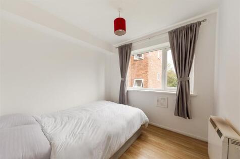 Gordon Road, E18
