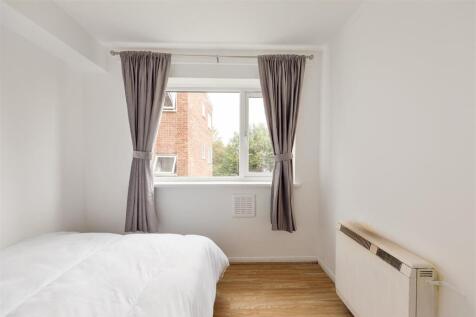 Gordon Road, E18