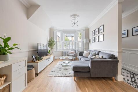 Carnarvon Road, E18