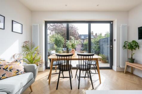 Carnarvon Road, E18