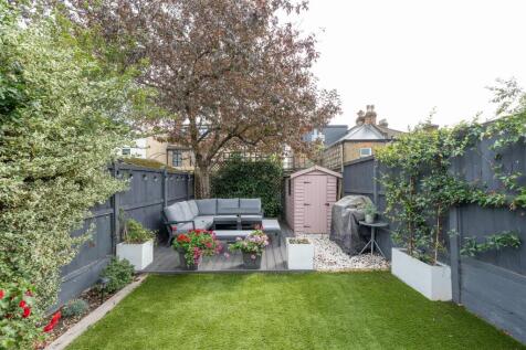 Carnarvon Road, E18