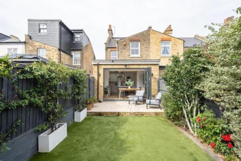 Carnarvon Road, E18
