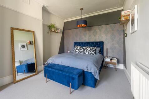 Churchfields, E18