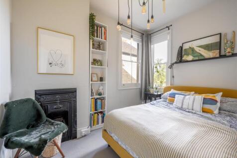 Churchfields, E18