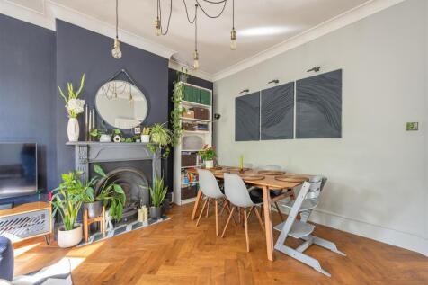 Churchfields, E18