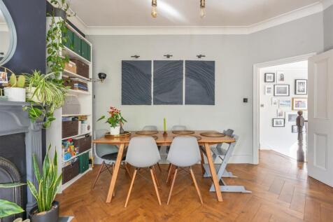Churchfields, E18