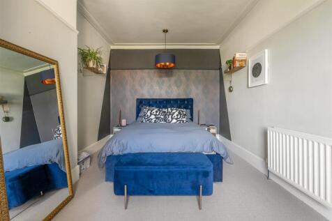 Churchfields, E18