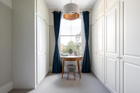 Churchfields, E18