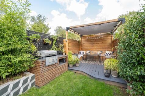 Churchfields, E18