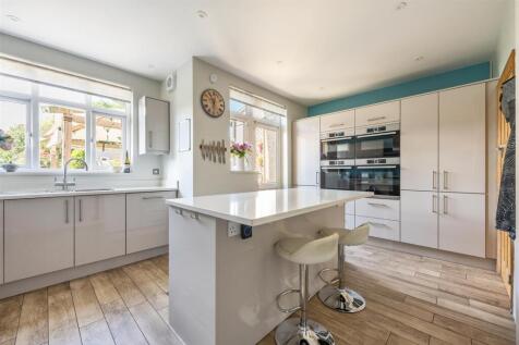 Charnwood Drive, E18