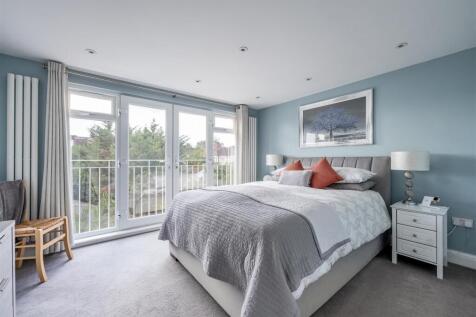 Charnwood Drive, E18