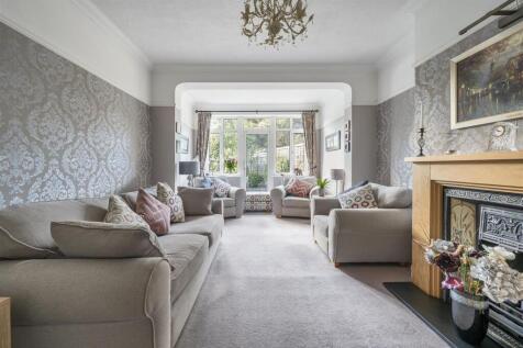 Charnwood Drive, E18