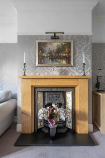 Charnwood Drive, E18