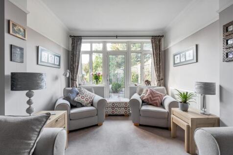 Charnwood Drive, E18