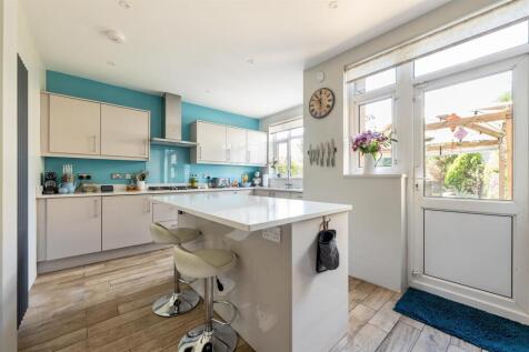 Charnwood Drive, E18