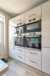 Charnwood Drive, E18