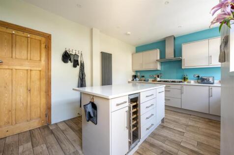 Charnwood Drive, E18