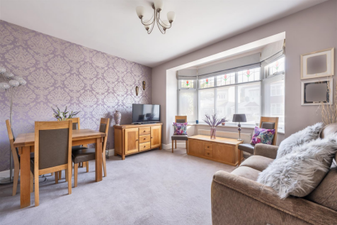 Charnwood Drive, E18