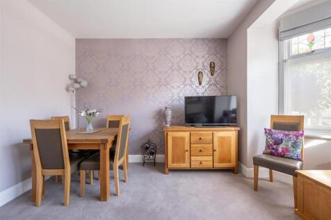 Charnwood Drive, E18