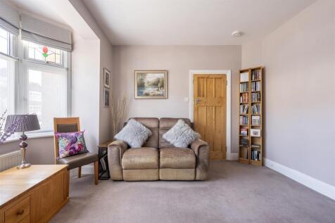 Charnwood Drive, E18