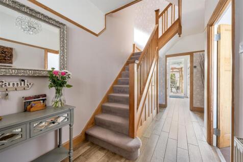 Charnwood Drive, E18