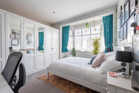 Charnwood Drive, E18