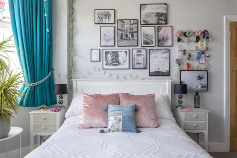 Charnwood Drive, E18