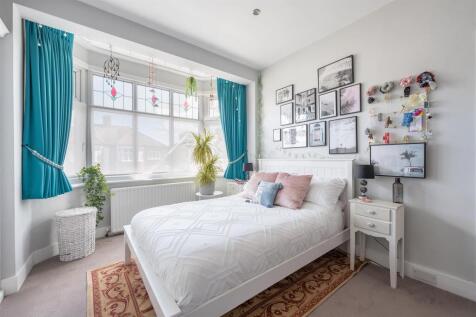 Charnwood Drive, E18