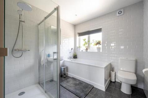 Charnwood Drive, E18