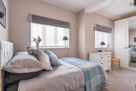 Charnwood Drive, E18