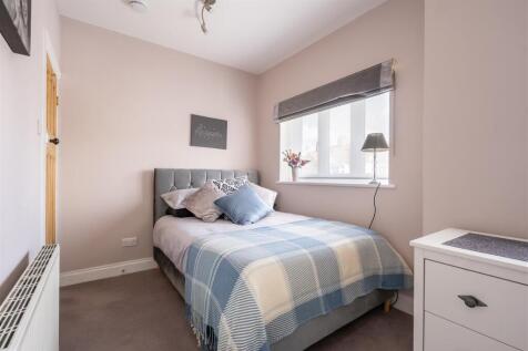 Charnwood Drive, E18