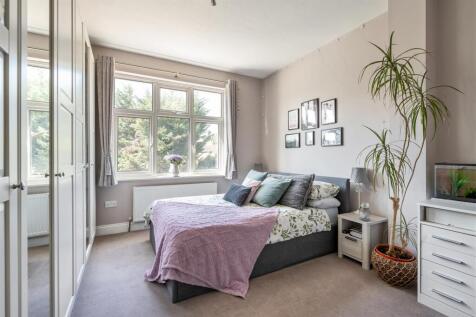 Charnwood Drive, E18