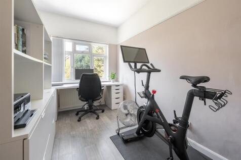 Charnwood Drive, E18