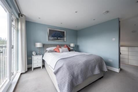 Charnwood Drive, E18