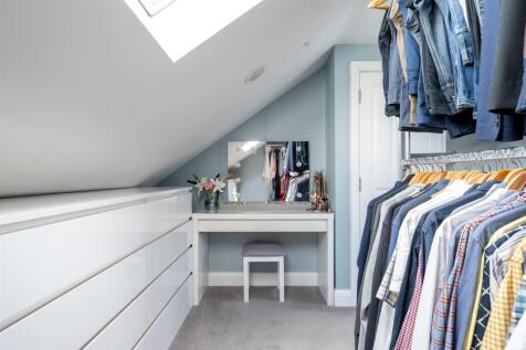 Charnwood Drive, E18