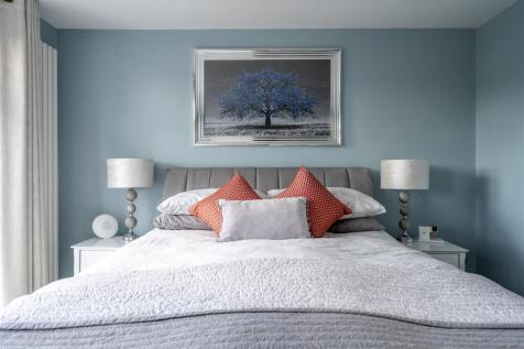 Charnwood Drive, E18