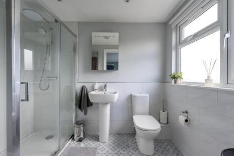 Charnwood Drive, E18