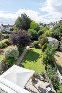 Charnwood Drive, E18