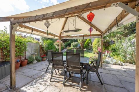 Charnwood Drive, E18