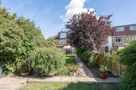 Charnwood Drive, E18