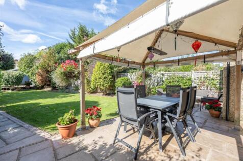 Charnwood Drive, E18