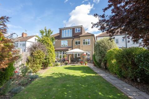 Charnwood Drive, E18