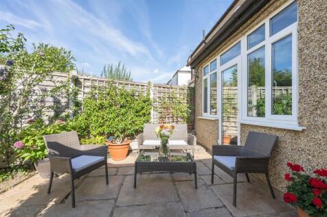 Charnwood Drive, E18