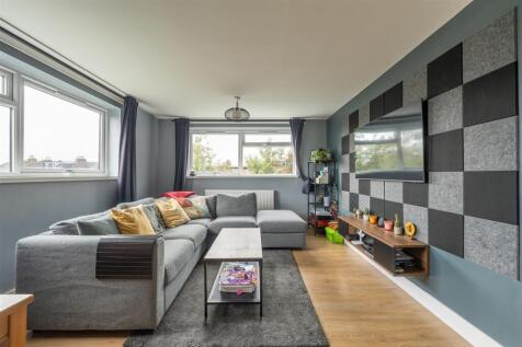 Lynwood Close, E18