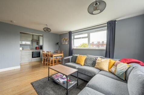Lynwood Close, E18